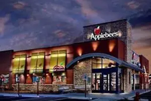 A picture of an applebee 's restaurant at night.