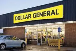 A dollar general store with cars parked in front of it.